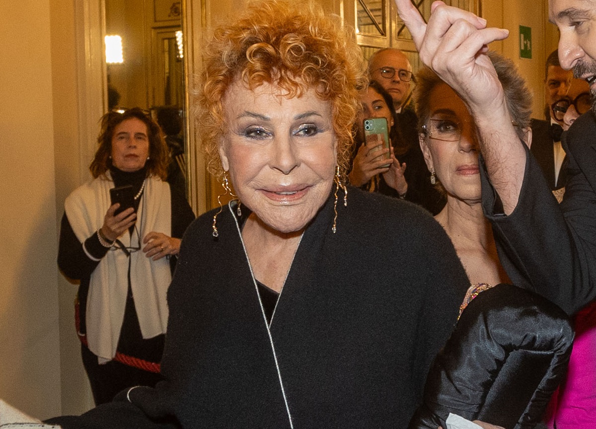 Prima della Scala, donne in rosso contro la violenza. FOTO