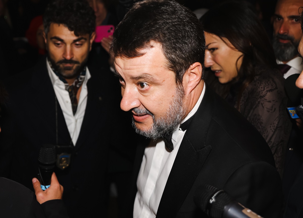 Prima della Scala, donne in rosso contro la violenza. FOTO