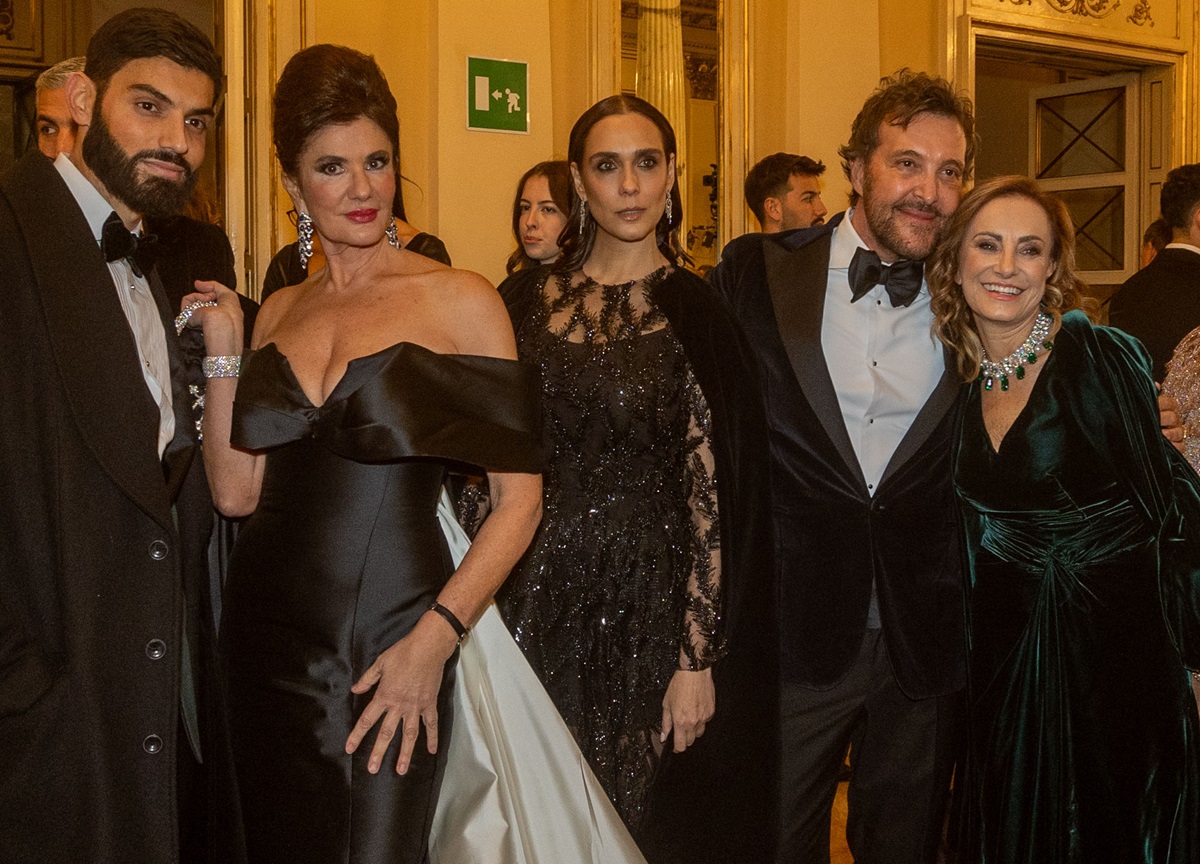 Prima della Scala, donne in rosso contro la violenza. FOTO