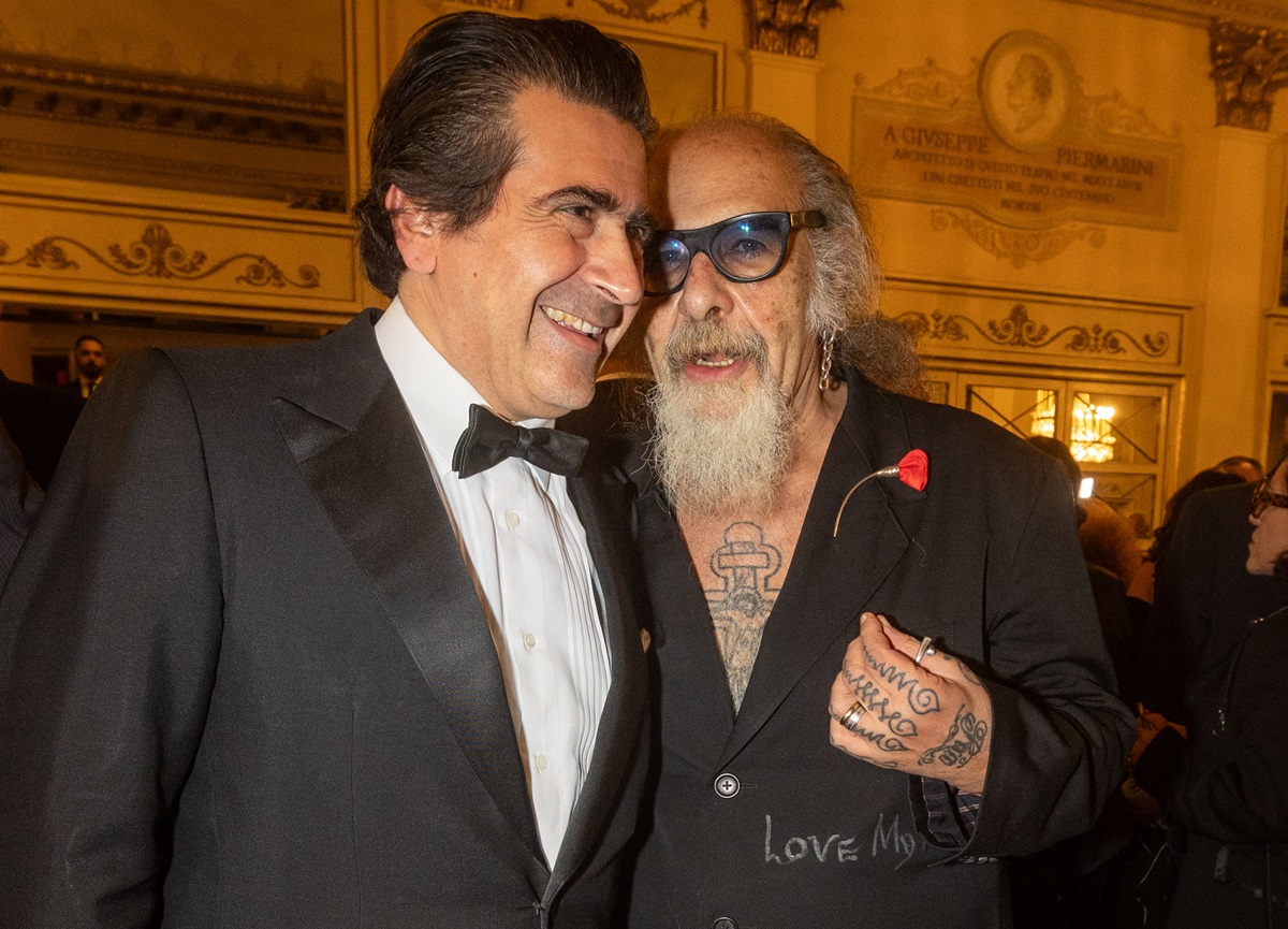 Prima della Scala, donne in rosso contro la violenza. FOTO