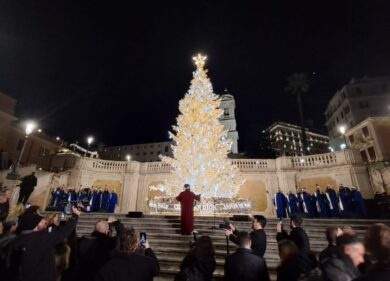 Roma, accesso l’albero di Natale targato Dior in Piazza di Spagna