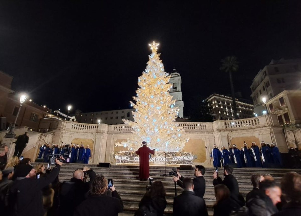 Roma, accesso l’albero di Natale targato Dior in Piazza di Spagna Roma, accesso l’albero di Natale targato Dior in Piazza di Spagna