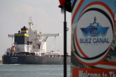 Canale di Suez: corsa contro per sbloccare una nave rimasta incastrata