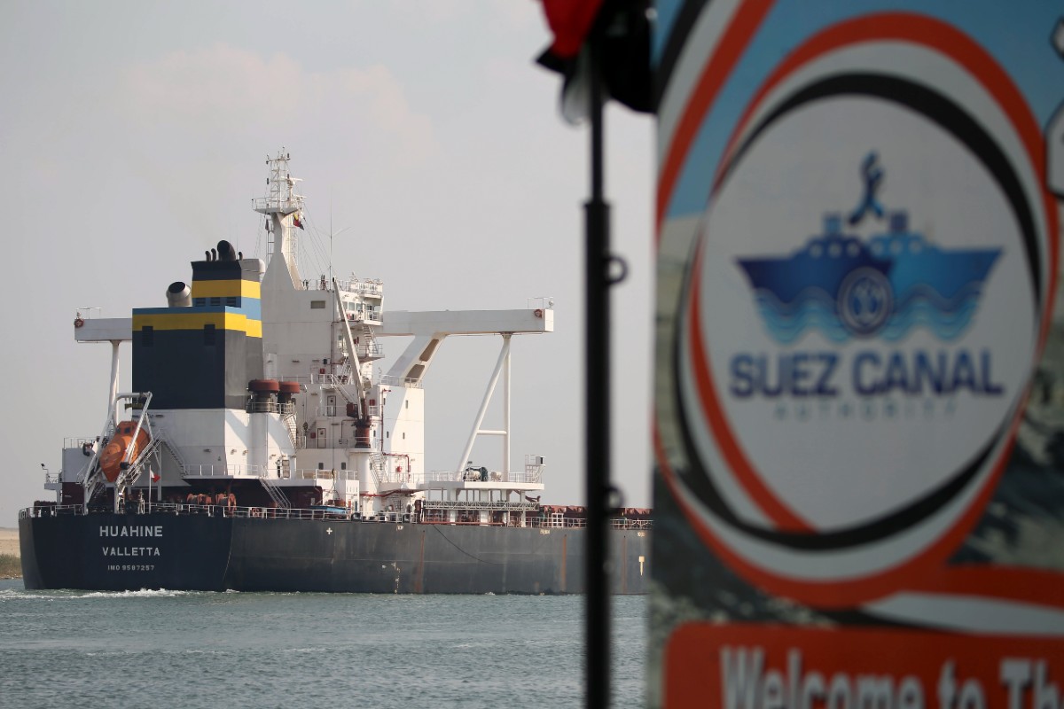 Canale di Suez: corsa contro per sbloccare una nave rimasta incastrata Canale di Suez: corsa contro per sbloccare una nave rimasta incastrata