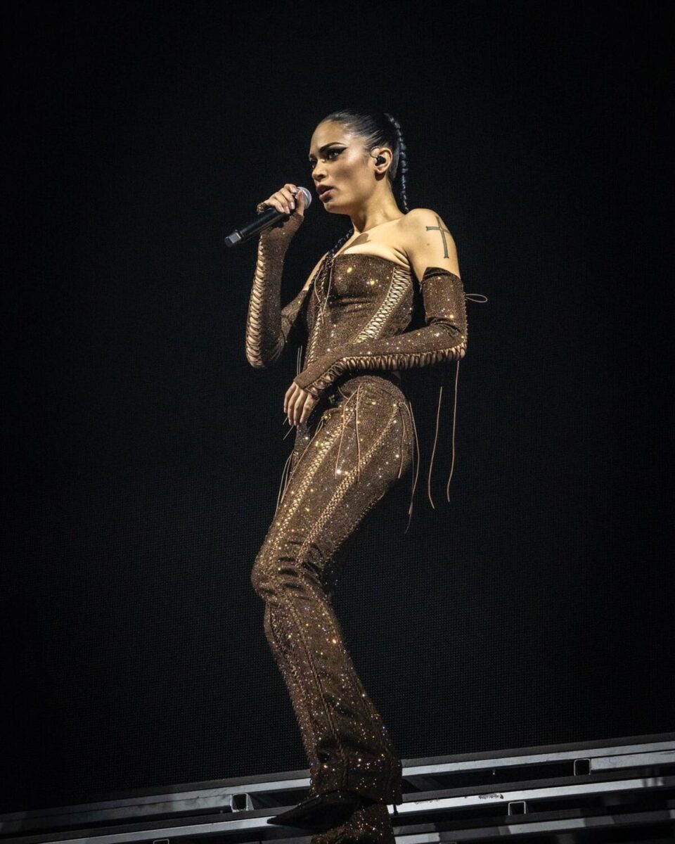 Elodie, sotto il vestito niente. La nuova foto “scandalo” della cantante