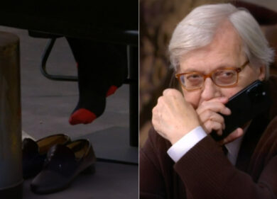 Sgarbi show da Formigli: si toglie le scarpe e parla al telefono in diretta