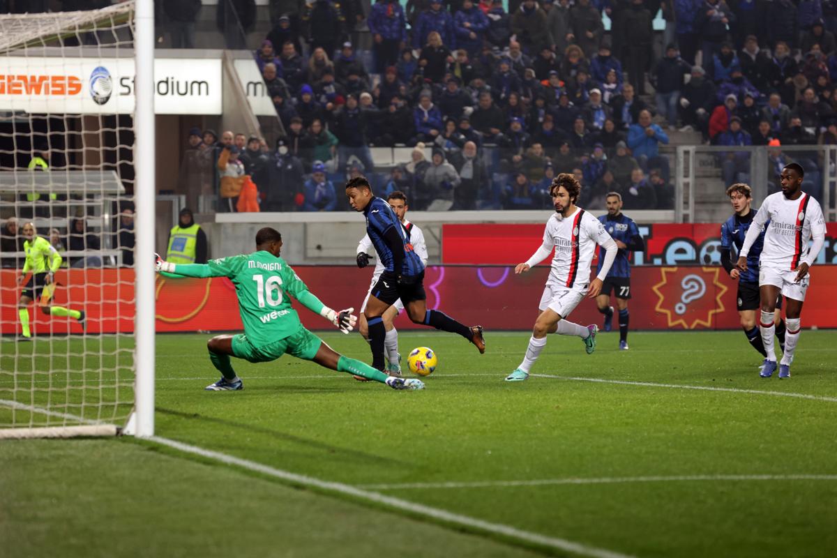 Galleria foto 'Muriel, gol di tacco divino: Milan all’inferno. Scudetto addio: Inter a +9' - foto 1