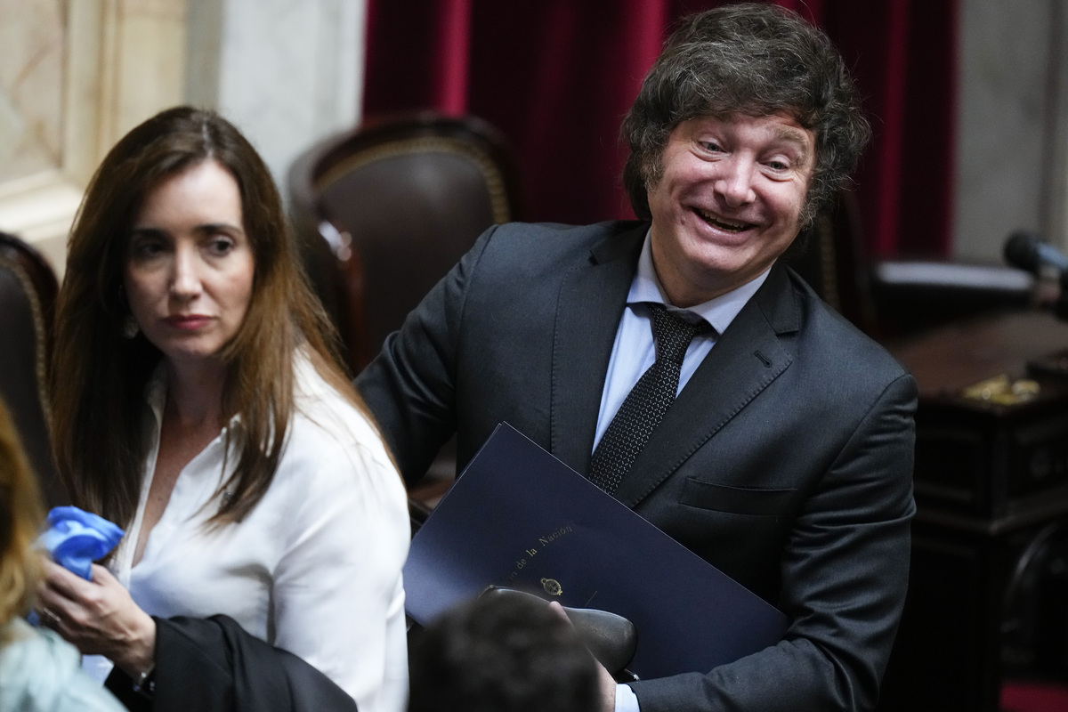 Milei: “Non ci sono soldi, faremo riforme choc”. Il giuramento da presidente