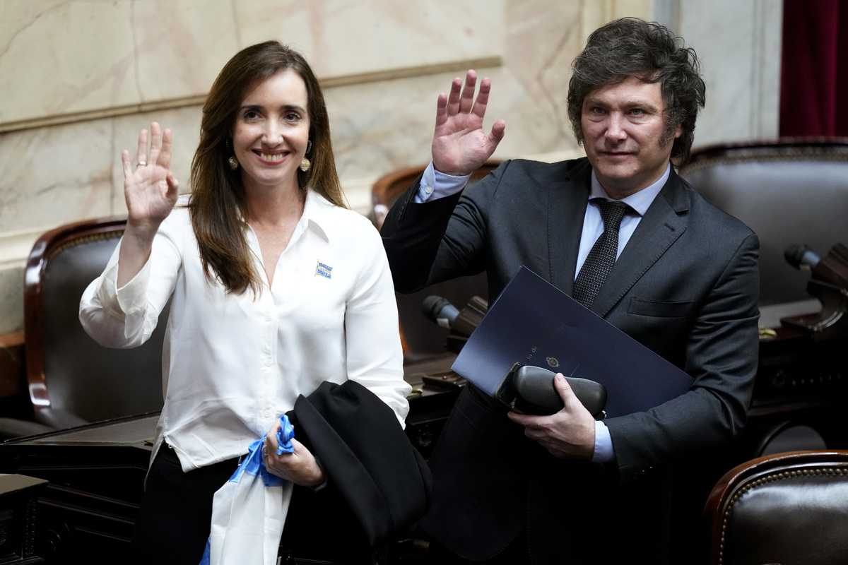 Milei: “Non ci sono soldi, faremo riforme choc”. Il giuramento da presidente