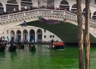 Blitz di “Extinction Rebellion”, Canal Grande a Venezia si colora di verde. Il sindaco: “Meritano la galera”