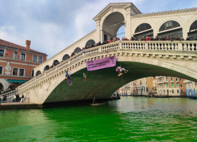 Ecovandali di nuovo in azione: colorano di verde l’acqua. Le reazioni