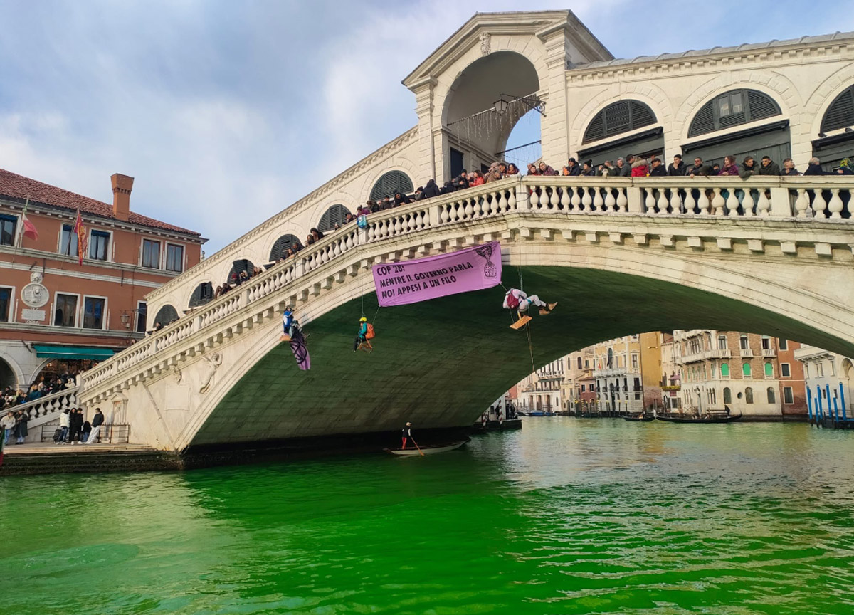 Ecovandali di nuovo in azione: colorano di verde l’acqua. Le reazioni Ecovandali di nuovo in azione: colorano di verde l’acqua. Le reazioni