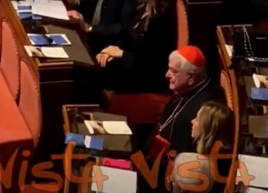 Giorgia Meloni canticchia “Va’, Pensiero” al concerto di Natale al Senato