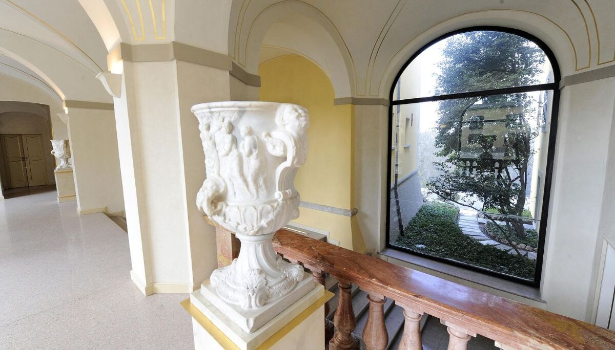 Berlusconi, Villa Gernetto in vendita: il luogo dei sogni vale quasi 45 mln Berlusconi, Villa Gernetto in vendita: il luogo dei sogni vale quasi 45 mln