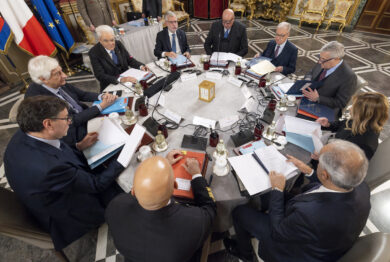 Mattarella al Consiglio di Difesa: “Piano contro uso pericoloso dell’IA”