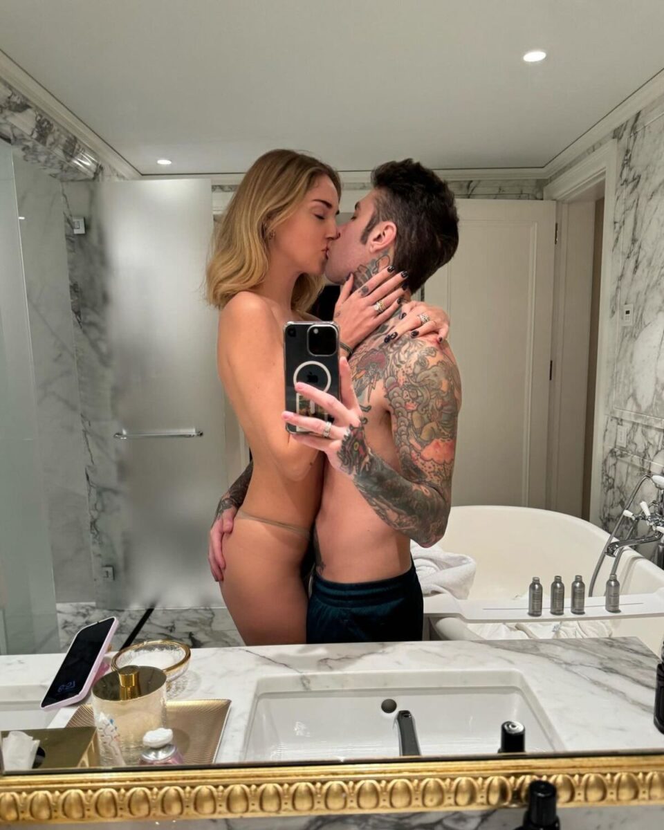 Fedez e Ferragni, tornano le foto osé: “Esibizionisti. Andate su OnlyFans”