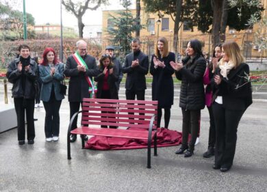 Violenza sulle donne, distrutta la panchina rossa installata alla Sapienza