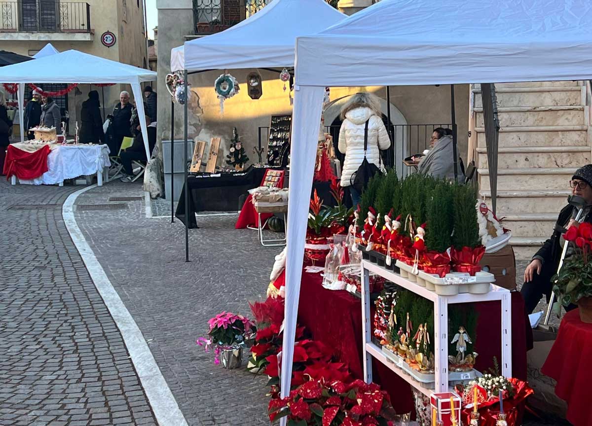 Natale a Rignano Flaminio, il villaggio fa show con la pista di ghiaccio Natale a Rignano Flaminio, il villaggio fa show con la pista di ghiaccio