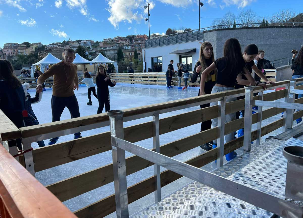 Natale a Rignano Flaminio, il villaggio fa show con la pista di ghiaccio Natale a Rignano Flaminio, il villaggio fa show con la pista di ghiaccio