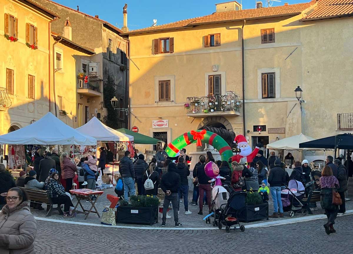 Natale a Rignano Flaminio, il villaggio fa show con la pista di ghiaccio Natale a Rignano Flaminio, il villaggio fa show con la pista di ghiaccio