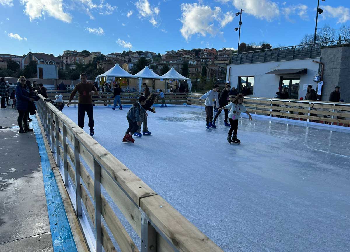 Natale a Rignano Flaminio, il villaggio fa show con la pista di ghiaccio Natale a Rignano Flaminio, il villaggio fa show con la pista di ghiaccio