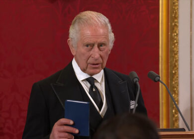 Re Carlo sceglie un nuovo medico per curarsi: è un omeopata. Scoppia la bufera