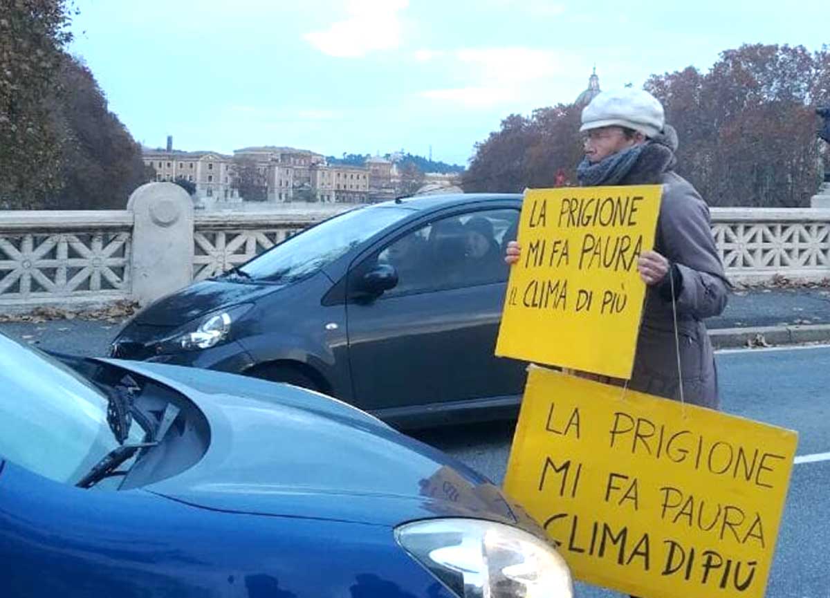 Ponte Mazzini nel caos traffico: blitz mattutino a due di Ultima Generazione Ponte Mazzini nel caos traffico: blitz mattutino a due di Ultima Generazione