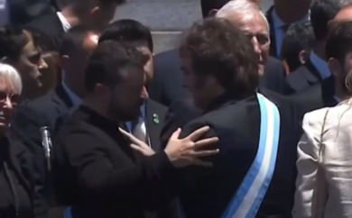 L’abbraccio tra Zelensky e Milei nel giorno del giuramento da presidente