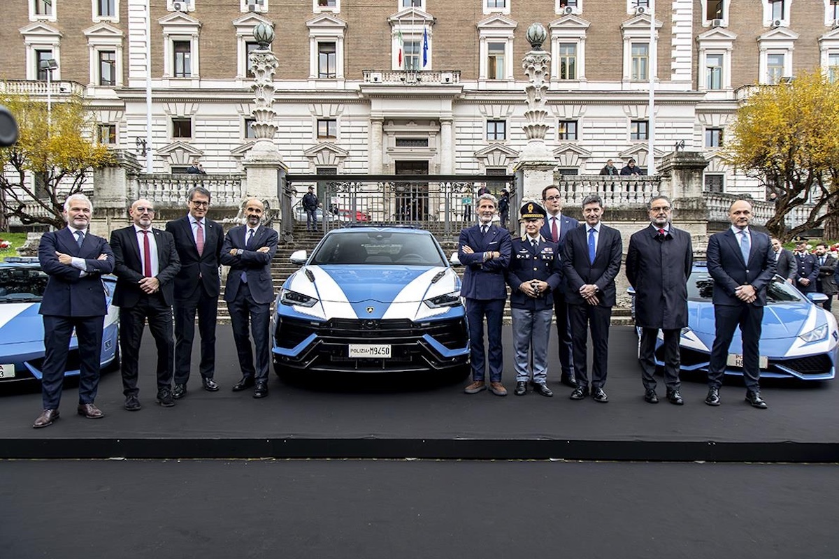 Lamborghini Urus Performante veste la divisa della Polizia di Stato Lamborghini Urus Performante veste la divisa della Polizia di Stato