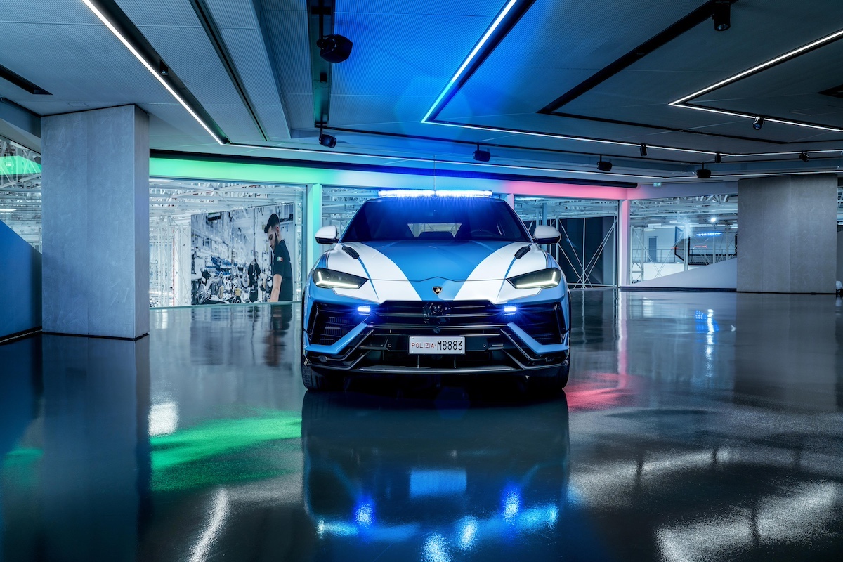 Lamborghini Urus Performante veste la divisa della Polizia di Stato Lamborghini Urus Performante veste la divisa della Polizia di Stato