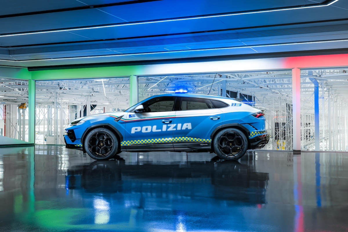 Lamborghini Urus Performante veste la divisa della Polizia di Stato Lamborghini Urus Performante veste la divisa della Polizia di Stato