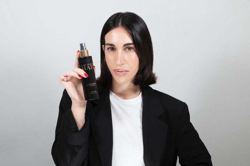 Una donna alla guida di “Love is in the hair”