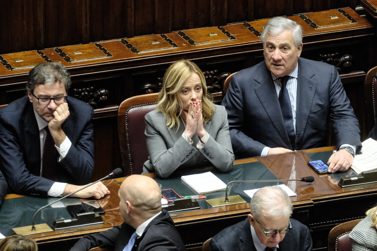 Ue, Meloni attacca Draghi. Ecco quando cita la foto in treno con Macron-Scholz Ue, Meloni attacca Draghi. Ecco quando cita la foto in treno con Macron-Scholz