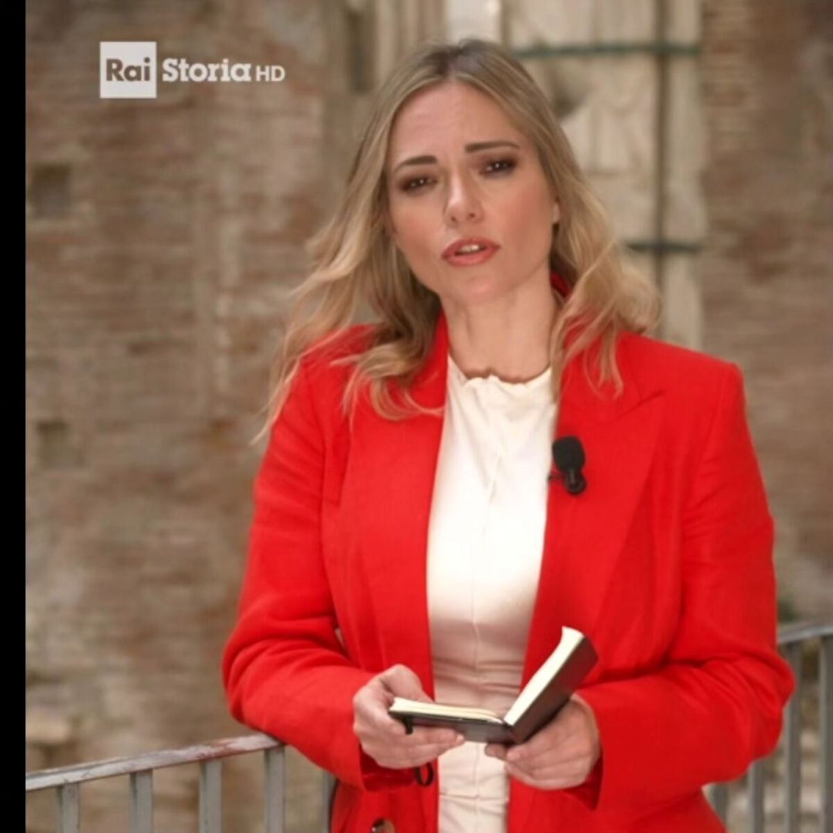 Chi è Michela Ponzani, la storica che bacchetta politici e giornalisti in tv