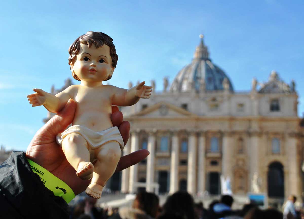 Piazza San Pietro, domenica 17 la benedizione dei Bambinelli del presepe Piazza San Pietro, domenica 17 la benedizione dei Bambinelli del presepe