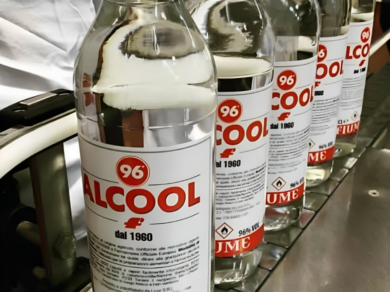 Auto, antigelo sostituito con l’alcool: scoperto noto marchio contraffatto