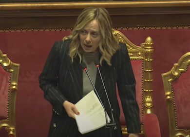 Proteste in Senato contro Meloni, lei sbotta: “E dai basta ragazzi”