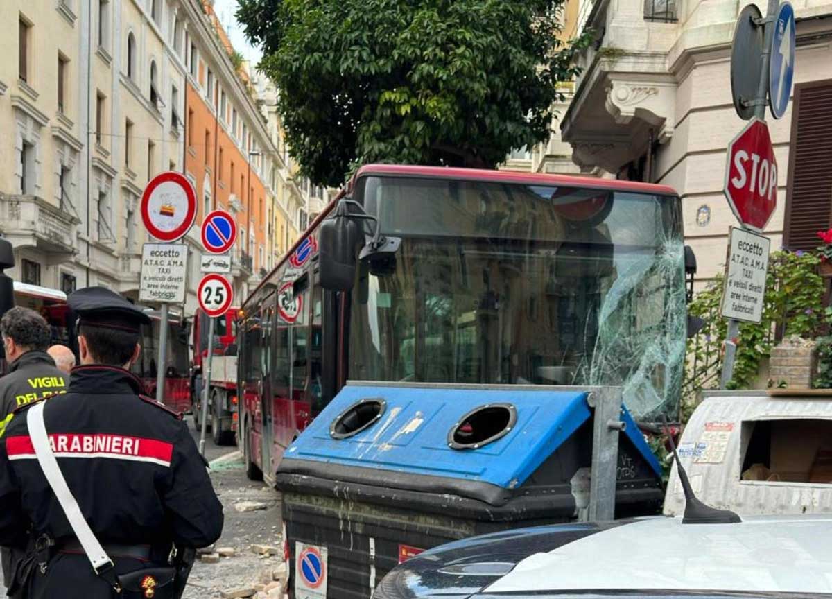 Paura a bordo di un bus dell’Atac: il mezzo finisce contro un tubo del gas Paura a bordo di un bus dell’Atac: il mezzo finisce contro un tubo del gas