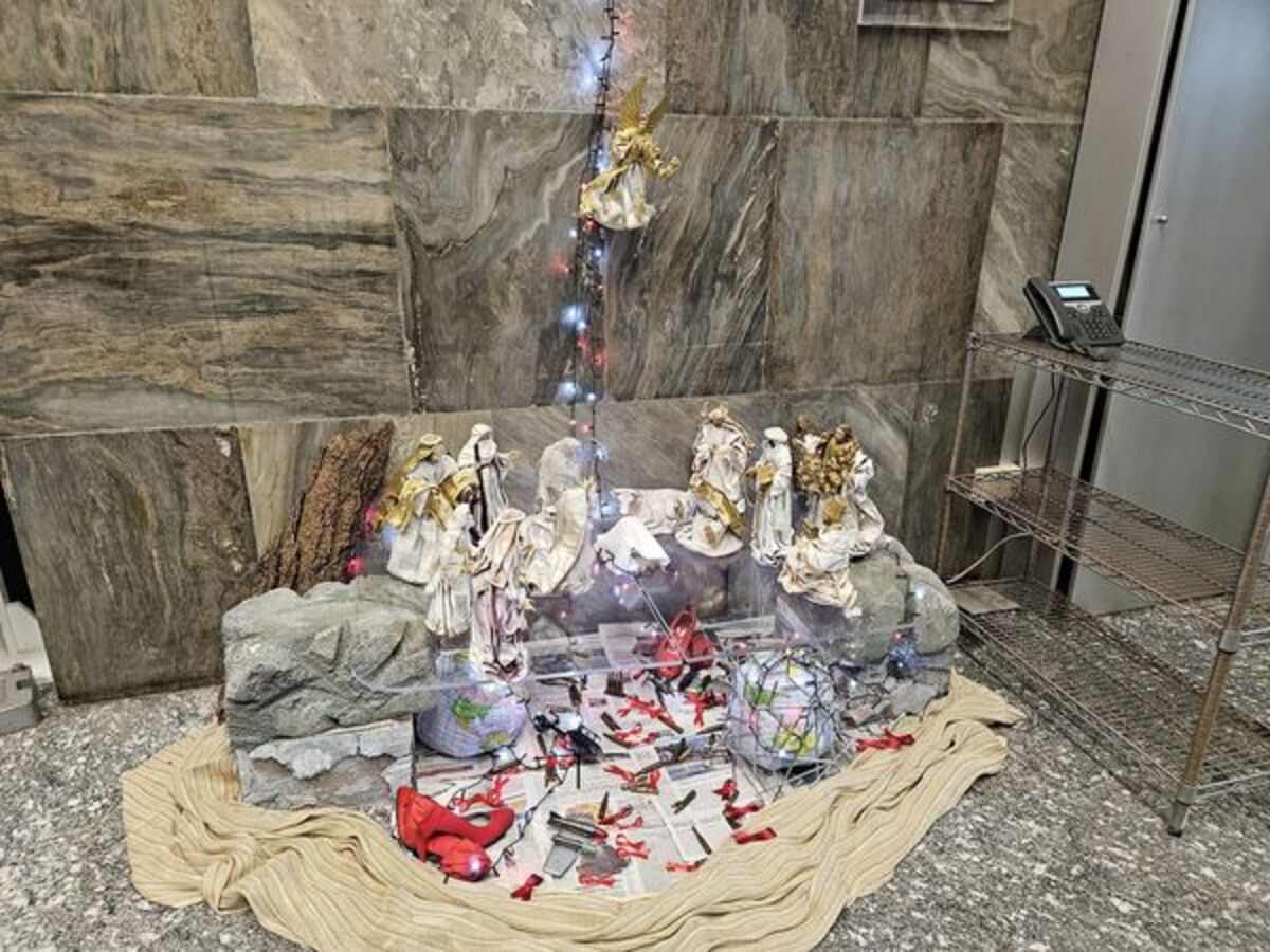 Milano, Natale di lutto in Rai: nel Presepe scarpette rosse e armi. FOTO Milano, Natale di lutto in Rai: nel Presepe scarpette rosse e armi. FOTO