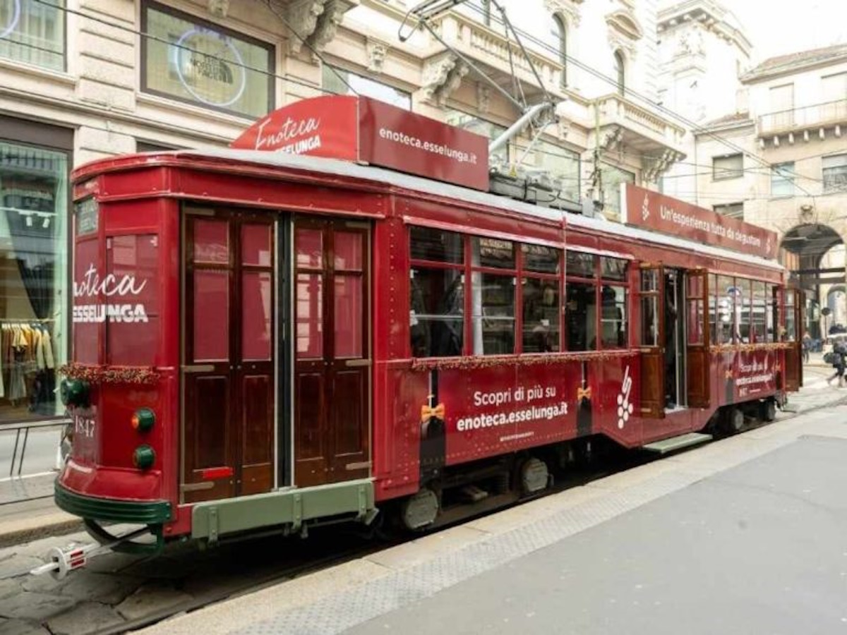 Esselunga sale sul tram per presentare la sua enoteca online Esselunga sale sul tram per presentare la sua enoteca online