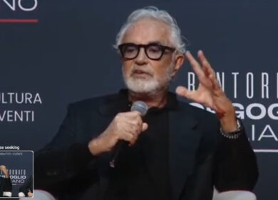 Briatore se la prende coi ristoratori: “Ai turisti danno la merda da mangiare”