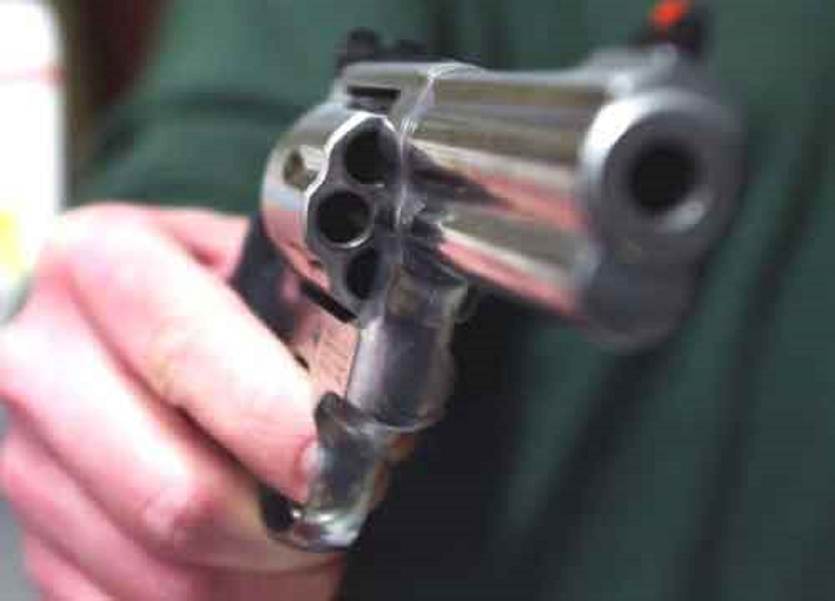 Si spara con la pistola del padre: muore a 16 anni dopo 48 ore di agonia Si spara con la pistola del padre: muore a 16 anni dopo 48 ore di agonia