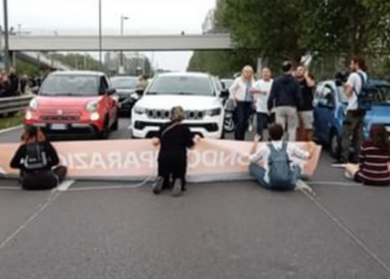 Ambiente, blitz degli attivisti sulla Flaminia: traffico paralizzato