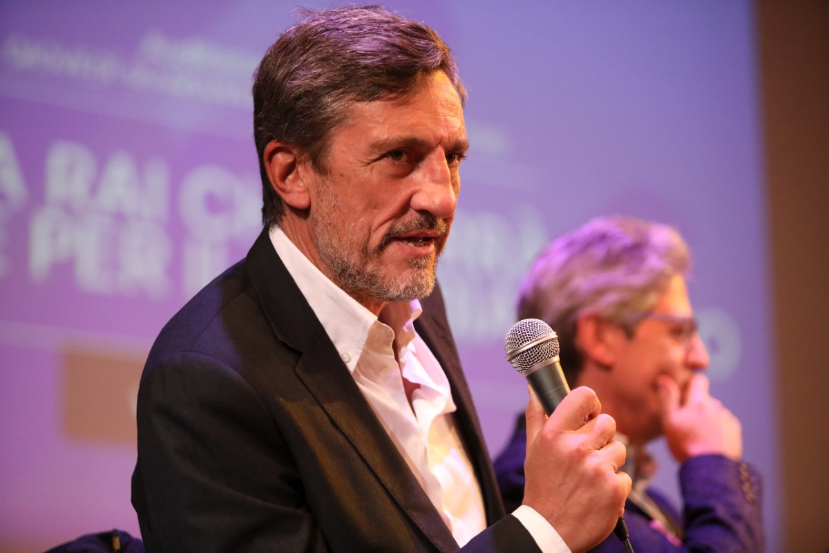 Rai, Corsini ad Atreju attacca Schlein e dice “Noi di FdI”: ira opposizioni Rai, Corsini ad Atreju attacca Schlein e dice “Noi di FdI”: ira opposizioni