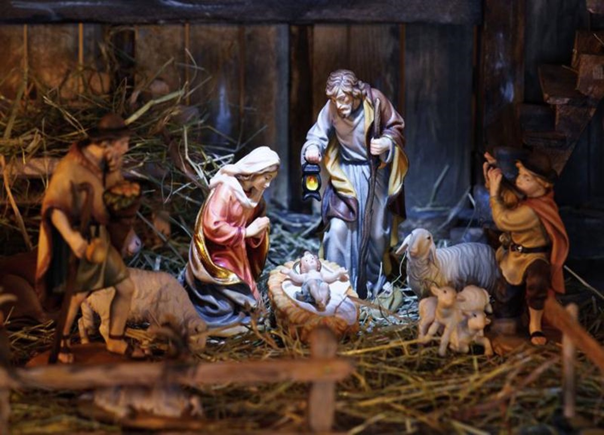 Bruciato il presepe all’interno di una chiesa nel Milanese Bruciato il presepe all’interno di una chiesa nel Milanese