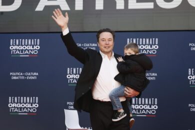 Musk sul palco di Atreju col figlio: “Italiani fate bambini perché..”. I video
