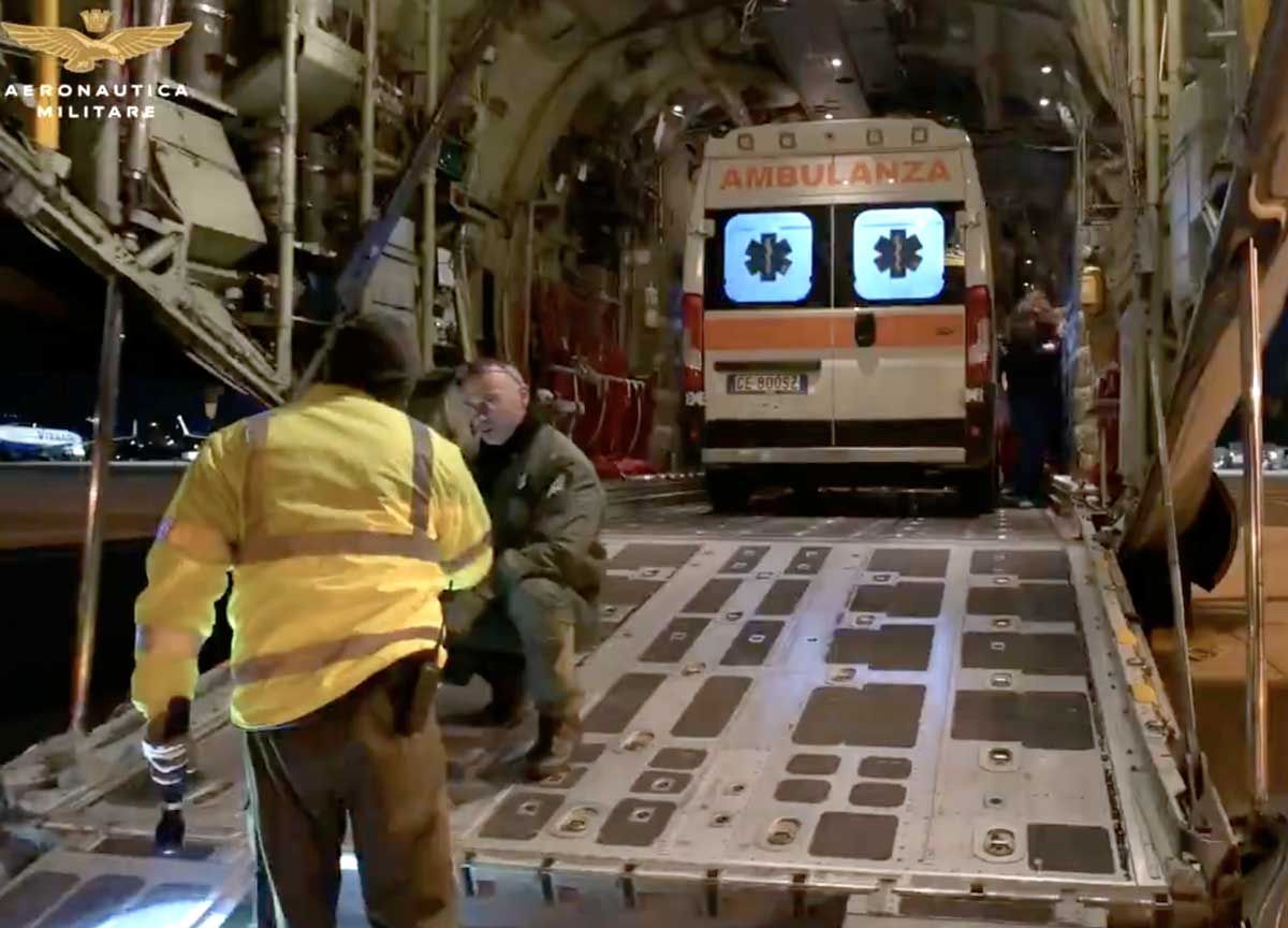 Incinta di 2 gemelli, parto a rischio: vola con l’Aeronautica da Bari a Roma