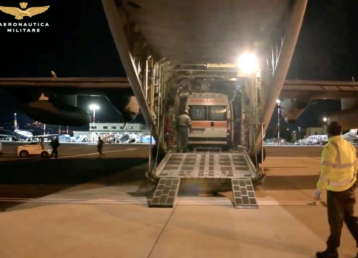 Incinta di 2 gemelli, parto a rischio: vola con l’Aeronautica da Bari a Roma