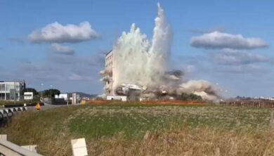 Crotone, abbattuto l’ecomostro simbolo del potere della ‘ndrangheta