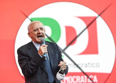 Schlein riesuma i “dinosauri” del Pd. Ma De Luca prepara l’Opa alla leadership